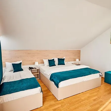 Roxy & Maryo Hotel 3*