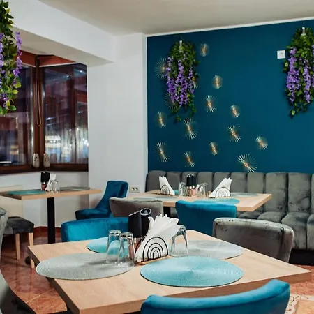 Roxy & Maryo Hotel 3*