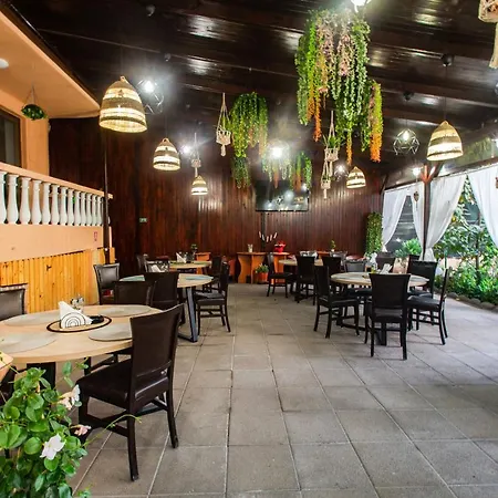 Roxy & Maryo Hotel 3*